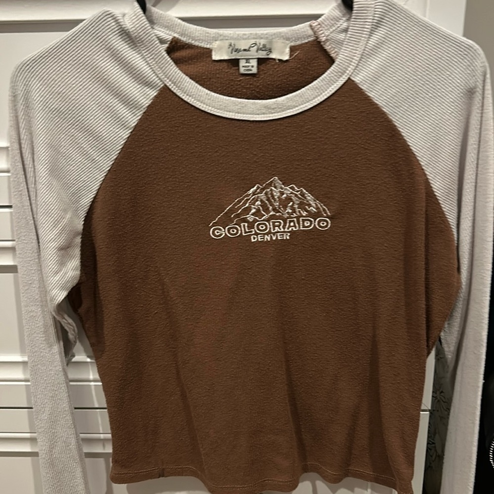 Since XL juniors fits small “Colorado Denver “ logo and mountain picture 🗻
